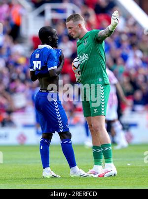 Everton Torwart Jordan Pickford (rechts) während des Vorsaison-Freundschaftsspiels im bet365 Stadium, Stoke-on-Trent. Bilddatum: Samstag, 29. Juli 2023. Stockfoto