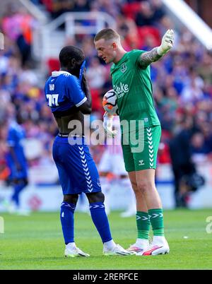 Everton Torwart Jordan Pickford (rechts) während des Vorsaison-Freundschaftsspiels im bet365 Stadium, Stoke-on-Trent. Bilddatum: Samstag, 29. Juli 2023. Stockfoto