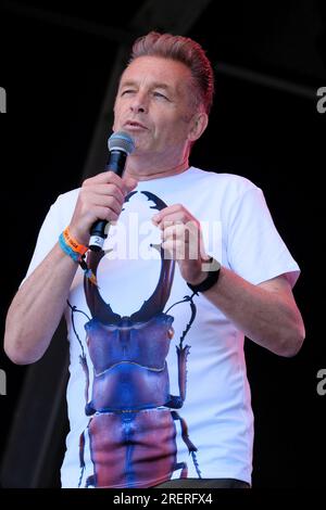 Lulworth, Großbritannien. 29. Juli 2023. Naturforscher, Naturfotograf, Fernsehmoderator und Autor Christopher Gary Packham CBE, Chris Packham, live auf der Bühne und halten einem Familienpublikum im Camp Bestival einen Naturvortrag. Kredit: SOPA Images Limited/Alamy Live News Stockfoto