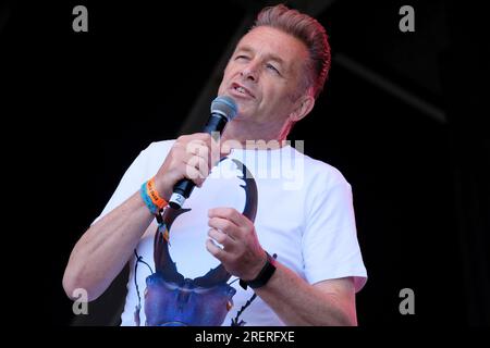 Lulworth, Großbritannien. 29. Juli 2023. Naturforscher, Naturfotograf, Fernsehmoderator und Autor Christopher Gary Packham CBE, Chris Packham, live auf der Bühne und halten einem Familienpublikum im Camp Bestival einen Naturvortrag. Kredit: SOPA Images Limited/Alamy Live News Stockfoto