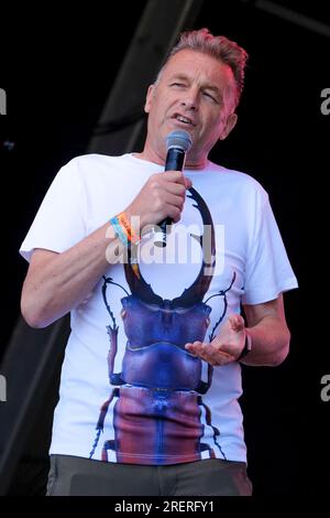 Lulworth, Großbritannien. 29. Juli 2023. Naturforscher, Naturfotograf, TV-Moderator und Autor Christopher Gary Packham CBE, Chris Packham, live auf der Bühne, hält einen Naturvortrag mit einem Familienpublikum im Camp Bestival Credit: SOPA Images Limited/Alamy Live News Stockfoto