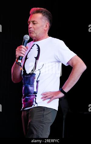 Lulworth, Großbritannien. 29. Juli 2023. Naturforscher, Naturfotograf, Fernsehmoderator und Autor Christopher Gary Packham CBE, Chris Packham, live auf der Bühne und halten einem Familienpublikum im Camp Bestival einen Naturvortrag. Kredit: SOPA Images Limited/Alamy Live News Stockfoto