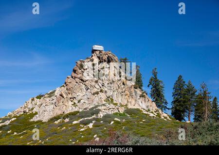 Big Bear City, Kalifornien, USA. 22. Juli 2023. Der Aussichtsturm auf dem Butler Peak hat eine lange und interessante Geschichte. Es wurde 1936 vom Zivilen Schutzkorps erbaut, einem Hilfsprogramm, das junge Männer während der Großen Depression beschäftigte. Der Turm war Teil eines Netzwerks von Feuerwachen, die zur Erkennung und Verhinderung von Waldbränden im San Bernardino National Forest beitrugen. Der Turm ist 14 Fuß x 14 Fuß groß und steht auf einem 10 Fuß hohen Betonboden. Es hat Fenster auf allen vier Seiten und einen Laufsteg, der die Hütte umgibt. Der Turm war bis in die 1970er von Freiwilligen besetzt, als er wegen geschlossen war Stockfoto