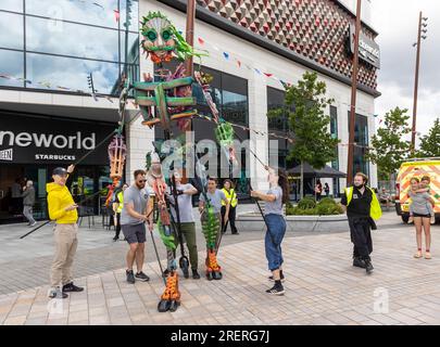 Warrington, Cheshire, Großbritannien. 29. Juli 2023. AUS DEM TIEFEN BLAU kam eine Freiluftaufführung mit einer 13 Meter hohen Puppe, die von 5 Puppenspielern am Times Square in Warrington betrieben wurde. Autin Dance Theatre ist ein innovatives Tourenunternehmen, das 2013 unter der Leitung des gefeierten Choreografen und des Creative Director Johnny Autin aus den West Midlands gegründet wurde. Kredit: John Hopkins/Alamy Live News Stockfoto