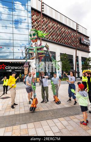 Warrington, Cheshire, Großbritannien. 29. Juli 2023. AUS DEM TIEFEN BLAU kam eine Freiluftaufführung mit einer 13 Meter hohen Puppe, die von 5 Puppenspielern am Times Square in Warrington betrieben wurde. Autin Dance Theatre ist ein innovatives Tourenunternehmen, das 2013 unter der Leitung des gefeierten Choreografen und des Creative Director Johnny Autin aus den West Midlands gegründet wurde. Kredit: John Hopkins/Alamy Live News Stockfoto