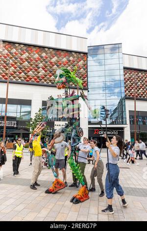 Warrington, Cheshire, Großbritannien. 29. Juli 2023. AUS DEM TIEFEN BLAU kam eine Freiluftaufführung mit einer 13 Meter hohen Puppe, die von 5 Puppenspielern am Times Square in Warrington betrieben wurde. Autin Dance Theatre ist ein innovatives Tourenunternehmen, das 2013 unter der Leitung des gefeierten Choreografen und des Creative Director Johnny Autin aus den West Midlands gegründet wurde. Kredit: John Hopkins/Alamy Live News Stockfoto