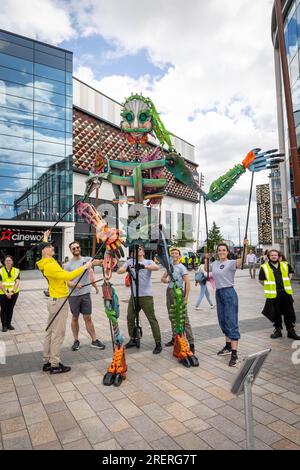 Warrington, Cheshire, Großbritannien. 29. Juli 2023. AUS DEM TIEFEN BLAU kam eine Freiluftaufführung mit einer 13 Meter hohen Puppe, die von 5 Puppenspielern am Times Square in Warrington betrieben wurde. Autin Dance Theatre ist ein innovatives Tourenunternehmen, das 2013 unter der Leitung des gefeierten Choreografen und des Creative Director Johnny Autin aus den West Midlands gegründet wurde. Kredit: John Hopkins/Alamy Live News Stockfoto