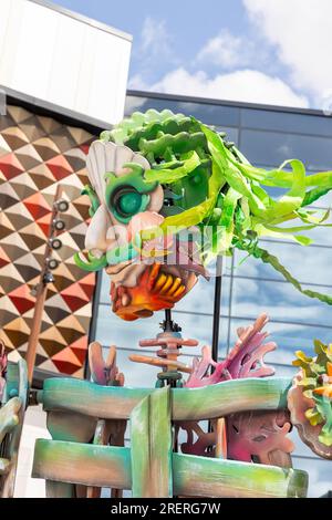 Warrington, Cheshire, Großbritannien. 29. Juli 2023. AUS DEM TIEFEN BLAU kam eine Freiluftaufführung mit einer 13 Meter hohen Puppe, die von 5 Puppenspielern am Times Square in Warrington betrieben wurde. Autin Dance Theatre ist ein innovatives Tourenunternehmen, das 2013 unter der Leitung des gefeierten Choreografen und des Creative Director Johnny Autin aus den West Midlands gegründet wurde. Kredit: John Hopkins/Alamy Live News Stockfoto