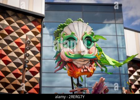 Warrington, Cheshire, Großbritannien. 29. Juli 2023. AUS DEM TIEFEN BLAU kam eine Freiluftaufführung mit einer 13 Meter hohen Puppe, die von 5 Puppenspielern am Times Square in Warrington betrieben wurde. Autin Dance Theatre ist ein innovatives Tourenunternehmen, das 2013 unter der Leitung des gefeierten Choreografen und des Creative Director Johnny Autin aus den West Midlands gegründet wurde. Kredit: John Hopkins/Alamy Live News Stockfoto