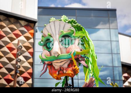 Warrington, Cheshire, Großbritannien. 29. Juli 2023. AUS DEM TIEFEN BLAU kam eine Freiluftaufführung mit einer 13 Meter hohen Puppe, die von 5 Puppenspielern am Times Square in Warrington betrieben wurde. Autin Dance Theatre ist ein innovatives Tourenunternehmen, das 2013 unter der Leitung des gefeierten Choreografen und des Creative Director Johnny Autin aus den West Midlands gegründet wurde. Kredit: John Hopkins/Alamy Live News Stockfoto