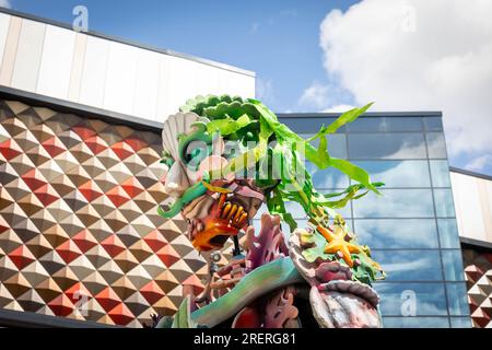 Warrington, Cheshire, Großbritannien. 29. Juli 2023. AUS DEM TIEFEN BLAU kam eine Freiluftaufführung mit einer 13 Meter hohen Puppe, die von 5 Puppenspielern am Times Square in Warrington betrieben wurde. Autin Dance Theatre ist ein innovatives Tourenunternehmen, das 2013 unter der Leitung des gefeierten Choreografen und des Creative Director Johnny Autin aus den West Midlands gegründet wurde. Kredit: John Hopkins/Alamy Live News Stockfoto