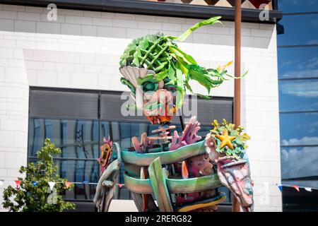 Warrington, Cheshire, Großbritannien. 29. Juli 2023. AUS DEM TIEFEN BLAU kam eine Freiluftaufführung mit einer 13 Meter hohen Puppe, die von 5 Puppenspielern am Times Square in Warrington betrieben wurde. Autin Dance Theatre ist ein innovatives Tourenunternehmen, das 2013 unter der Leitung des gefeierten Choreografen und des Creative Director Johnny Autin aus den West Midlands gegründet wurde. Kredit: John Hopkins/Alamy Live News Stockfoto