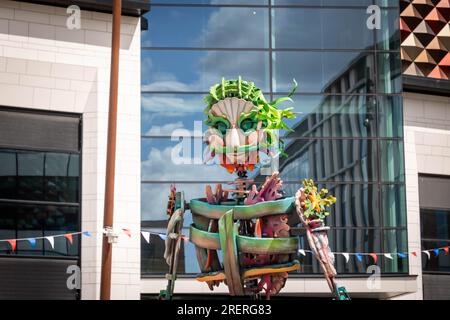 Warrington, Cheshire, Großbritannien. 29. Juli 2023. AUS DEM TIEFEN BLAU kam eine Freiluftaufführung mit einer 13 Meter hohen Puppe, die von 5 Puppenspielern am Times Square in Warrington betrieben wurde. Autin Dance Theatre ist ein innovatives Tourenunternehmen, das 2013 unter der Leitung des gefeierten Choreografen und des Creative Director Johnny Autin aus den West Midlands gegründet wurde. Kredit: John Hopkins/Alamy Live News Stockfoto