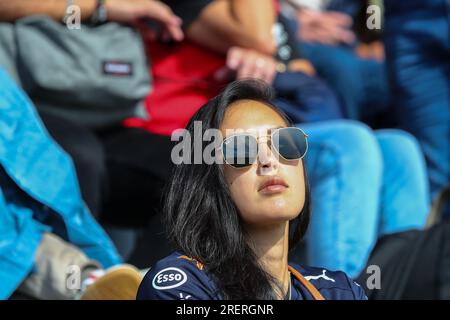 Stavelot, Belgien. 29. Juli 2023. Circuit de Spa-Francorchamps, Stavelot, Belgien, 29. Juli 2023, Mädchen auf dem großen Stand während der Formel 1 MSC Cruises 2023 Grand Prix in Belgien, Formel 1 Weltmeisterschaft - Sprint - Formel 1 Championship Credit: Live Media Publishing Group/Alamy Live News Stockfoto