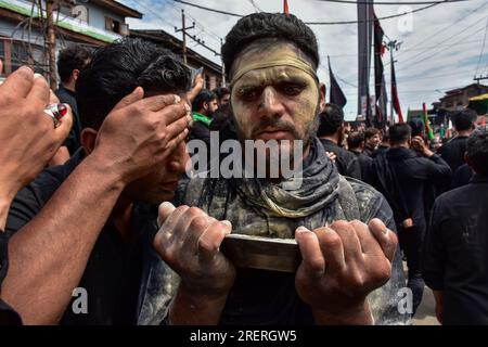 Srinagar, Indien. 29. Juli 2023. Schiitische Moslems aus Kaschmir führen während einer religiösen Prozession zu Ehren Ashuras Rituale durch. Ashura ist der zehnte Tag von Muharram, dem ersten Monat des islamischen Kalenders, der weltweit in Erinnerung an das Märtyrertum von Imam Hussain, dem Enkel des Propheten Muhammad (PBUH), beobachtet wird. Kredit: SOPA Images Limited/Alamy Live News Stockfoto