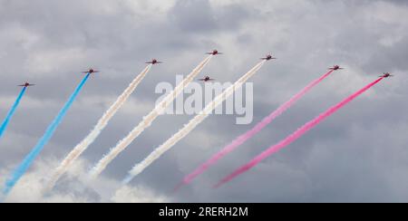 Old Buckenham Aerodrome, Norfolk, Großbritannien. 29. Juli 2023. Das RAF Aerobatic Team, die Red Arrows, feiert ihr Debüt auf der Old Buckenham Airshow mit einer spektakulären Ausstellung. Kredit: Stuart Robertson/Alamy Live News. Stockfoto