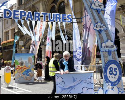 Manchester, Vereinigtes Königreich, 29. Juli 2023. Ein lustiges Modell der Abflüge vom Flughafen Manchester (MAN), wobei die Geschäftsleitung feststellt, dass es sich um eine 85-jährige Geschichte handelt, 1938 - 2023. Manchester Day - im Urlaub!, kostenlos, Spaß, familienfreundlich, Veranstaltungen in den Straßen des Stadtzentrums von Manchester, Großbritannien. Unterstützt von Manchester City Council, Manchester Airport Group, Biffa, The Co-op, Manchester Evening News, Wandern Sie auf dem Plank, Kingdom of Sweets, British Firefighter Challenge und Capri Beach Club. Kredit: Terry Waller/Alamy Live News Stockfoto