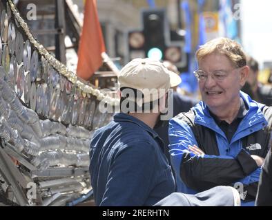 Manchester, Vereinigtes Königreich, 29. Juli 2023. (Rechts) Ratsmitglied Pat Karney, Vorsitzender des Manchester Day, spricht mit einem Besucher der Ereignisse. Manchester Day - im Urlaub!, kostenlos, Spaß, familienfreundlich, Veranstaltungen in den Straßen des Stadtzentrums von Manchester, Großbritannien. Unterstützt von Manchester City Council, Manchester Airport Group, Biffa, The Co-op, Manchester Evening News, Wandern Sie auf dem Plank, Kingdom of Sweets, British Firefighter Challenge und Capri Beach Club. Kredit: Terry Waller/Alamy Live News Stockfoto