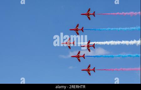 Old Buckenham Aerodrome, Norfolk, Großbritannien. 29. Juli 2023. Der rote, weiße und blaue Rauch des weltberühmten RAF Aerobatic Team, der Red Arrows, die ihr Debüt auf der Old Buckenham Airshow feierten. Kredit: Stuart Robertson/Alamy Live News. Stockfoto