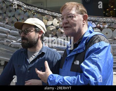 Manchester, Vereinigtes Königreich, 29. Juli 2023. (Rechts) Ratsmitglied Pat Karney, Vorsitzender des Manchester Day, spricht mit einem Besucher der Ereignisse. Manchester Day - im Urlaub!, kostenlos, Spaß, familienfreundlich, Veranstaltungen in den Straßen des Stadtzentrums von Manchester, Großbritannien. Unterstützt von Manchester City Council, Manchester Airport Group, Biffa, The Co-op, Manchester Evening News, Wandern Sie auf dem Plank, Kingdom of Sweets, British Firefighter Challenge und Capri Beach Club. Kredit: Terry Waller/Alamy Live News Stockfoto