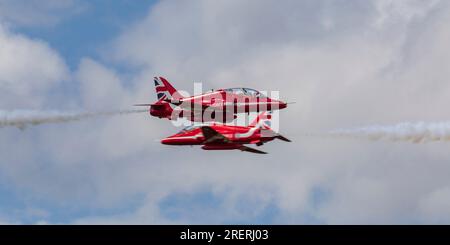 Old Buckenham Aerodrome, Norfolk, Großbritannien. 29. Juli 2023. Das RAF Aerobatic Team, die Roten Pfeile, macht einen spektakulären Hochgeschwindigkeitspass bei der Old Buckenham Airshow. Kredit: Stuart Robertson/Alamy Live News. Stockfoto