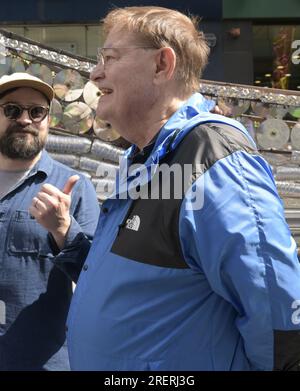 Manchester, Vereinigtes Königreich, 29. Juli 2023. (Rechts) Ratsmitglied Pat Karney, Vorsitzender des Manchester Day, spricht mit einem Besucher der Ereignisse. Manchester Day - im Urlaub!, kostenlos, Spaß, familienfreundlich, Veranstaltungen in den Straßen des Stadtzentrums von Manchester, Großbritannien. Unterstützt von Manchester City Council, Manchester Airport Group, Biffa, The Co-op, Manchester Evening News, Wandern Sie auf dem Plank, Kingdom of Sweets, British Firefighter Challenge und Capri Beach Club. Kredit: Terry Waller/Alamy Live News Stockfoto