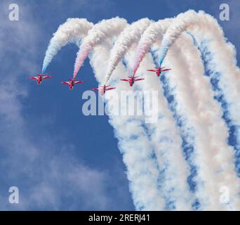 Old Buckenham Aerodrome, Norfolk, Großbritannien. 29. Juli 2023. Das RAF Aerobatic Team, die Roten Pfeile, die sich mit Rauch umdrehen, auf der Old Buckenham Airshow. Kredit: Stuart Robertson/Alamy Live News. Stockfoto