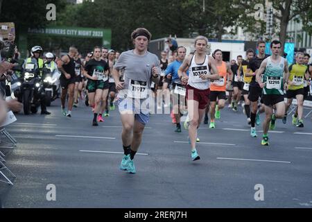 Berlin, Deutschland. 29. Juli 2023. Adidas Runners City Night Berlin 2023, Laufen & Inline-Skating-Event am Kurfürstendamm. Das 10 km lange Rennen für Läufer beginnt am Kurfürstendamm in der Nähe der Kaiser-Wilhelm-Gedächtniskirche. Kredit: Freelance Fotograf/Alamy Live News Stockfoto