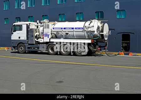 Der Schlammlaster entfernt Abfälle aus der Cunard Cruise Liner „Queen Victoria“, während sie neben dem Kreuzfahrtanleger in Reykjavik Island ruht. Stockfoto