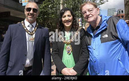 Manchester, Vereinigtes Königreich, 29. Juli 2023. (Links) Majid dar, Bruder von Stadtrat Yasmine dar, der sie als Consort (Zentrum) unterstützt. Der Lord Mayor of Manchester, Stadtrat Yasmine dar, (rechts) Stadtrat Pat Karney, Vorsitzende von Manchester Day. Manchester Day - im Urlaub!, kostenlos, Spaß, familienfreundlich, Veranstaltungen in den Straßen des Stadtzentrums von Manchester, Großbritannien. Unterstützt von Manchester City Council, Manchester Airport Group, Biffa, The Co-op, Manchester Evening News, Wandern Sie auf dem Plank, Kingdom of Sweets, British Firefighter Challenge und Capri Beach Club. Kredit: Terry Waller/Alamy Live News Stockfoto