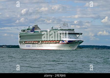 P&O Cruises Liner „Ventura“ führt über das Wasser von Southampton in den Solent. Sie setzt ihren Piloten bei der NAB ab und zieht auf den Ärmelkanal. Stockfoto