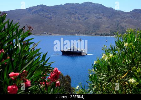 Das Boot fährt zum Meer, verlässt den Hafen von Livadia, Tilos, Dodekanese, Griechenland. Vom Mai 2023 Stockfoto