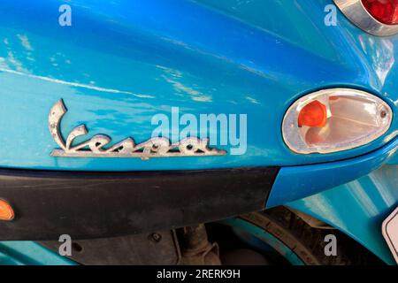 Logodetail vom alten blauen Vespa Motorroller, Insel Tilos, Inselgruppe Dodekanes. Griechenland, Juli 2023 Stockfoto