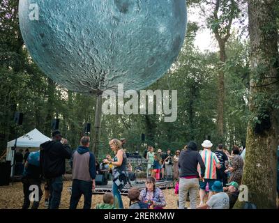 WOMAD Festival, Charlton Park, England, Großbritannien. 29. Juli 2023. Reveller genießen die Festival-Atmosphäre trotz gelegentlicher Regengüsse. Kredit: Andrew Walmsley/Alamy Live News Stockfoto