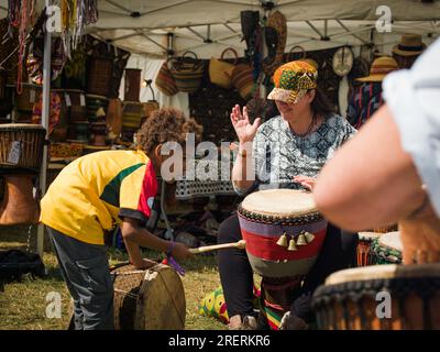 WOMAD Festival, Charlton Park, England, Großbritannien. 29. Juli 2023. Reveller genießen die Festival-Atmosphäre trotz gelegentlicher Regengüsse. Kredit: Andrew Walmsley/Alamy Live News Stockfoto