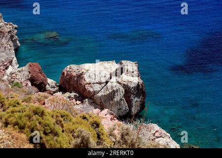 Blick auf riesige Felsen auf dem Weg von Livadia zum Strand von Lethra entlang des felsigen Bergpfads, Tilos Island, Dodekanese, Griechenland, Juli 2023 Stockfoto