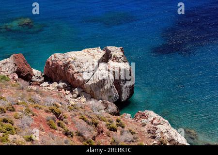 Blick auf riesige Felsen auf dem Weg von Livadia zum Strand von Lethra entlang des felsigen Bergpfads, Tilos Island, Dodekanese, Griechenland, Juli 2023 Stockfoto