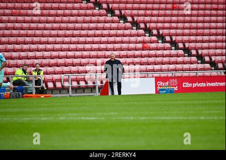 Tony Mowbray, AFC-Manager von Sunderland, sieht zu, wie seine Mannschaft im Stadium of Light gegen RCD Mallorca antritt. Stockfoto