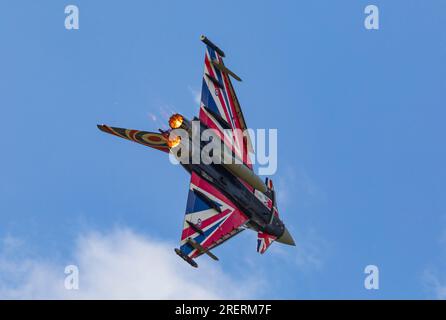 Old Buckenham Aerodrome, Norfolk, Großbritannien. 29. Juli 2023. Dreh dich um und verbrenne! Flugleutnant Matt Brighty vom 29. Geschwader der RAF Coningsby in Lincolnshire, der auf der Old Buckenham Airshow den Eurofighter Typhoon FGR.4 auf den Prüfstand stellt. Kredit: Stuart Robertson/Alamy Live News. Stockfoto