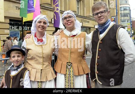 Manchester, Vereinigtes Königreich, 29. Juli 2023. (Mit Erlaubnis der Eltern). Mitglieder der litauischen Tanzgruppe „Perkūnas“ von Manchester (UK), darunter der junge Romeo (ganz links), posieren vor ihrer nächsten Tanzvorstellung für ein Foto. Manchester Day - im Urlaub!, kostenlos, Spaß, familienfreundlich, Veranstaltungen in den Straßen des Stadtzentrums von Manchester, Großbritannien. Unterstützt von Manchester City Council, Manchester Airport Group, Biffa, The Co-op, Manchester Evening News, Wandern Sie auf dem Plank, Kingdom of Sweets, British Firefighter Challenge und Capri Beach Club. Kredit: Terry Waller/Alamy Live News Stockfoto