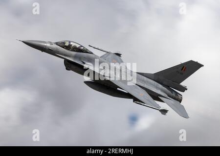 Die belgische F-16 kämpft gegen Falcon und verlässt die Royal International Air Tattoo 2023. Stockfoto