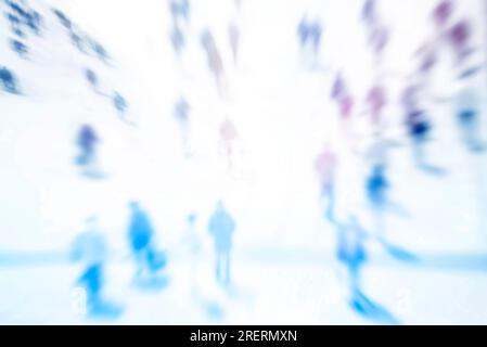 Verschwommenes Bild von Menschen, die in der Stadt laufen. Abstrakter Hintergrund. Verwischen abstrakte Menschen im Bewegungshintergrund, unerkennbare Silhouetten von Menschen, die gehen Stockfoto