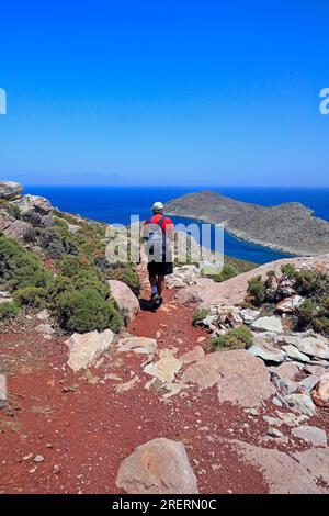 Wandern Sie auf dem Weg von Livadia zum Lethra Beach entlang des felsigen Bergweges, Insel Tilos, Inselgruppe Dodekanes. Griechenland, Juli 2023 Stockfoto