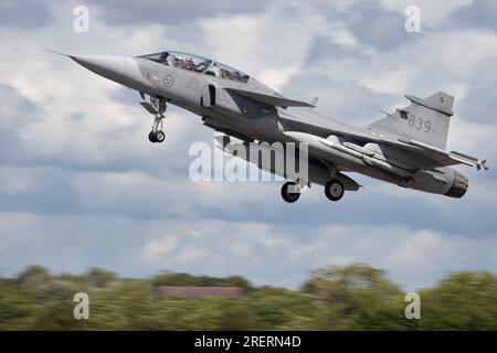 2-Sitzer Swedish Air Force Gripen mit Abfahrt Royal International Air Tattoo 2023 Stockfoto