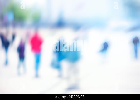 Verschwommenes Bild von Menschen, die in der Stadt laufen. Abstrakter Hintergrund. Verwischen abstrakte Menschen im Bewegungshintergrund, unerkennbare Silhouetten von Menschen, die gehen Stockfoto