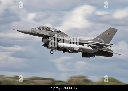 Dänischer 2-Sitzer F-16 gegen Falcon verlässt Royal International Air Tattoo 2023 Stockfoto