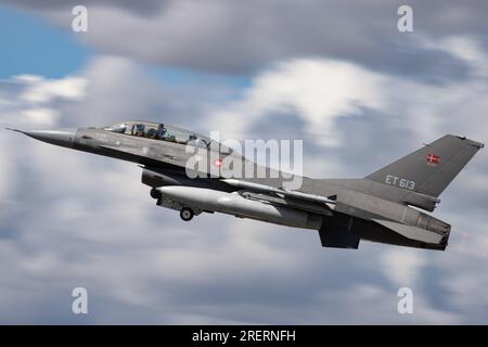 Dänischer 2-Sitzer F-16 gegen Falcon verlässt Royal International Air Tattoo 2023 Stockfoto