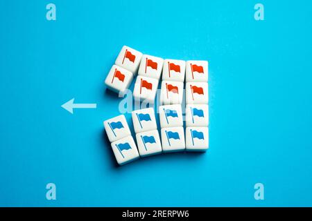 Ideologische Teilung. In der Organisation aufteilen. Oppositionsgruppen. Ideologischer Konflikt. Rivalität zur Verbesserung der Arbeitseffizienz. Teilen, trennen Stockfoto