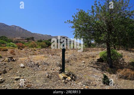 Wegweiser für den Weg zum Strand von Lethra entlang des felsigen Bergpfads, Insel Tilos, Inselgruppe Dodekanes. Griechenland, Juli 2023. Zyl Stockfoto