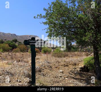 Wegweiser für den Weg zum Strand von Lethra entlang des felsigen Bergpfads, Insel Tilos, Inselgruppe Dodekanes. Griechenland, Juli 2023. Zyl Stockfoto